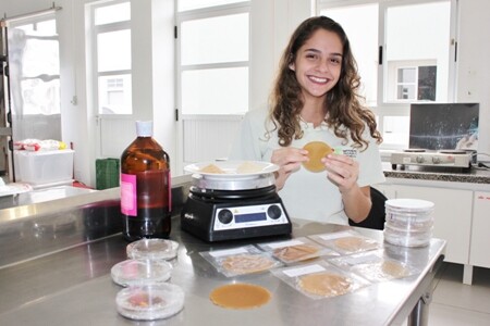 estudante-gaucha-recebe-premio-jovem-cientista-com-projeto-de-plastico-biodegradavel